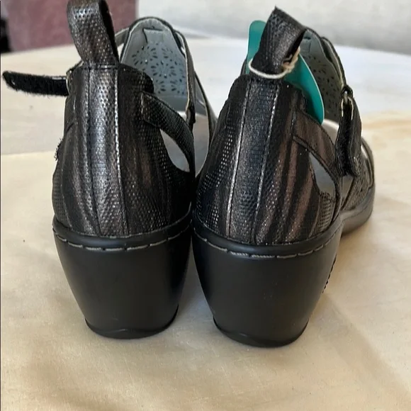 New with tags! Jambu comfort sandals. Size 71/2 - Picture 5 of 6